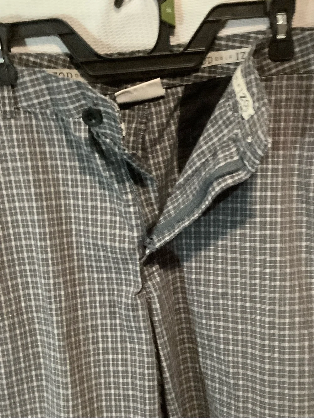 Izod Men’s Gray Plaid Flat Front Shorts